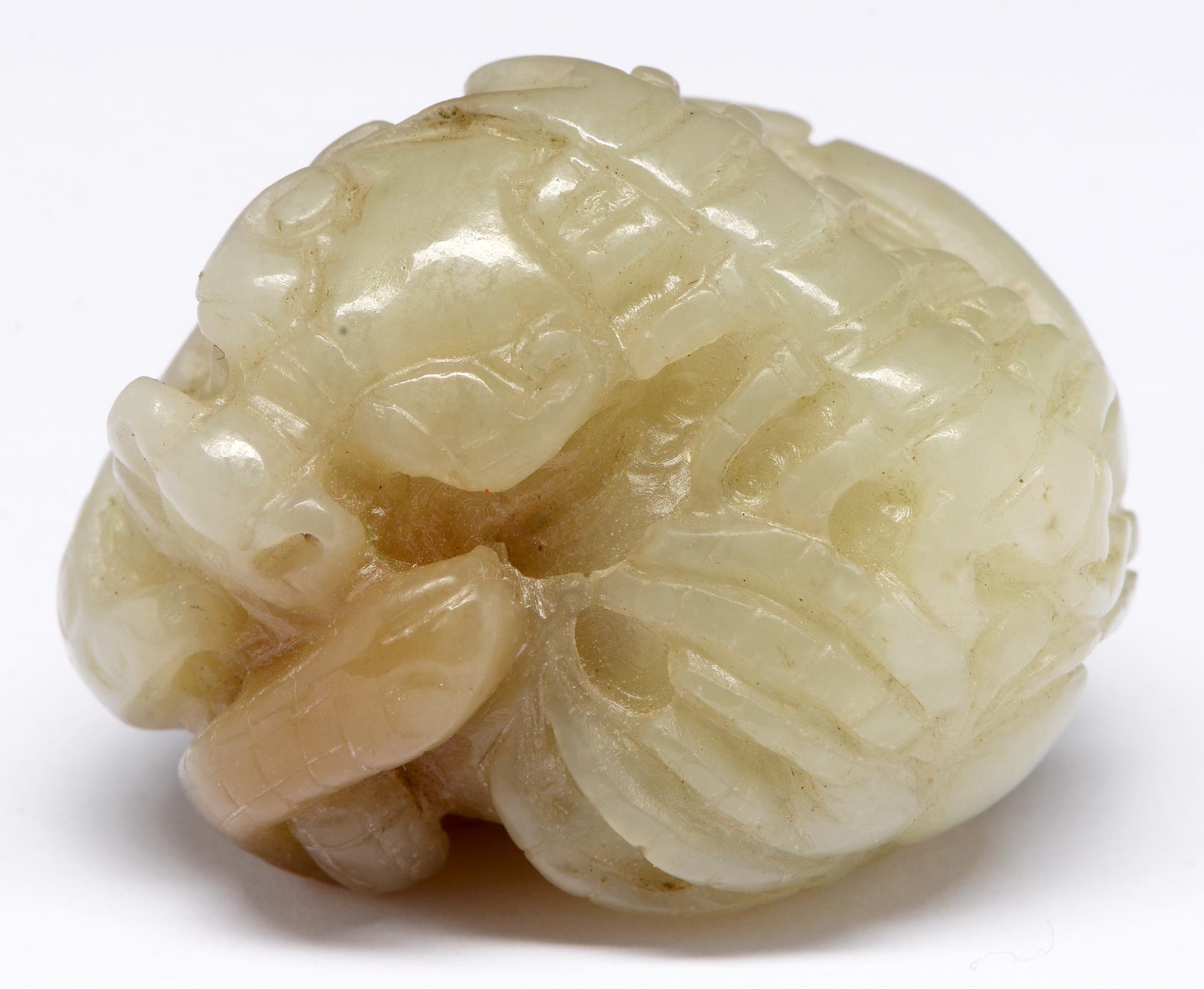 A Chinese jade pebble carving of a toad and other creatures, 45mm l Undamaged - Image 2 of 2