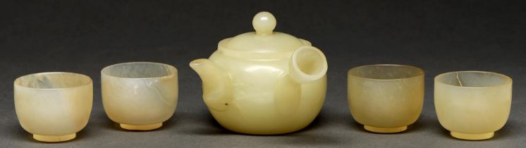 A Chinese jade tea or wine pot and cover and four cups, 20th c, pot and cover 73mm h Undamaged