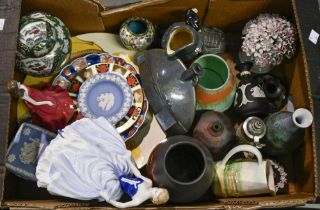 Miscellaneous ceramics, including a Grays Pottery plaque, 34cm diam, Wedgwood Jasper ware,