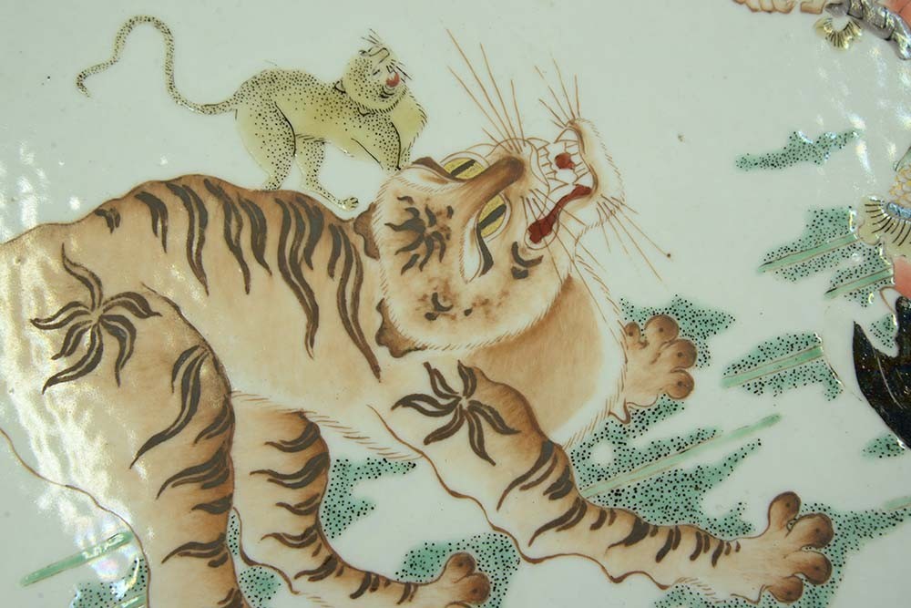 A Chinese famille verte dish, 19th c, enamelled with a ferocious tiger and equally ferocious man, - Image 6 of 7
