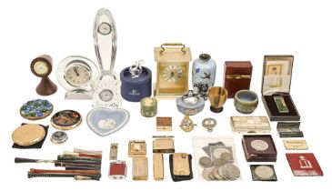 Miscellaneous coins, British Army cap badges, Japanese cloisonne vase, objects and bygones Condition