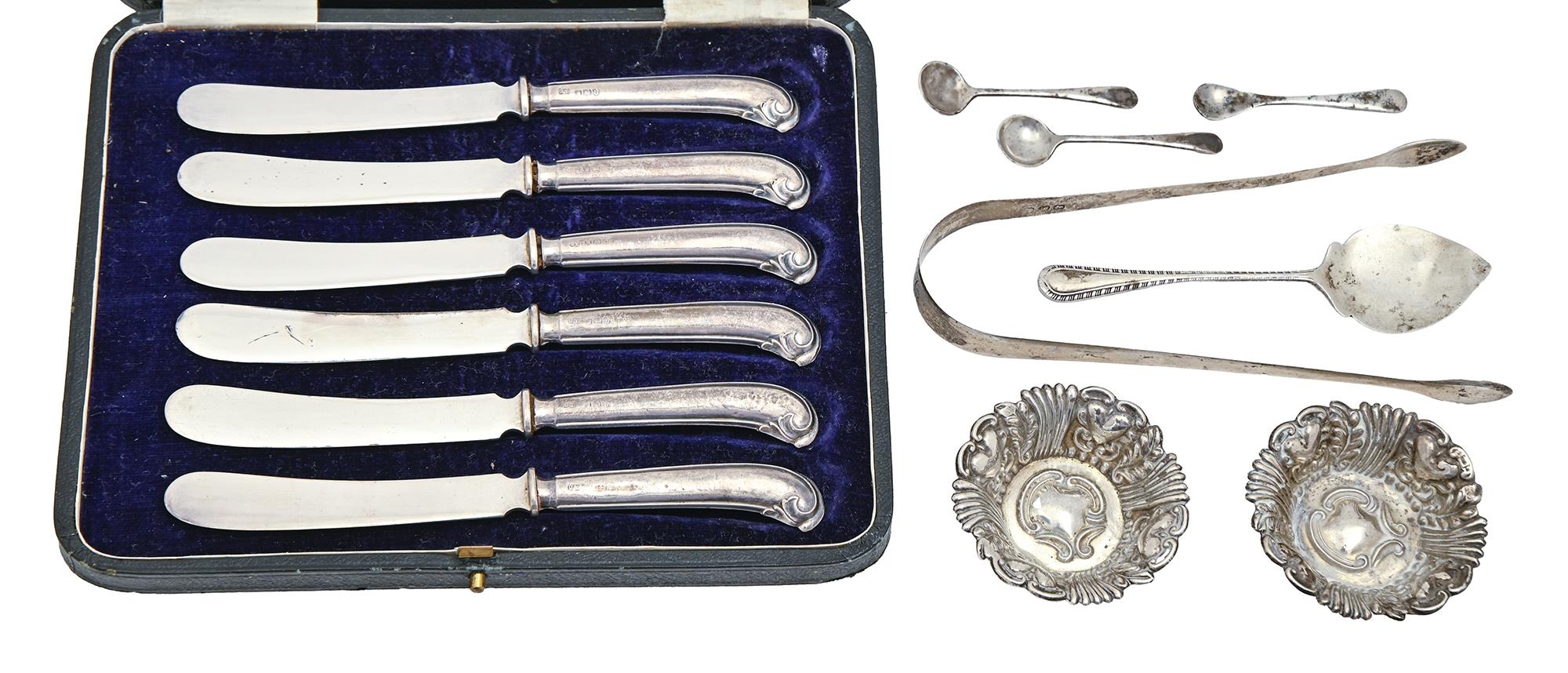 A pair of Edwardian die stamped silver pin trays, 57mm diam, by Robert Pringle & Sons, Birmingham