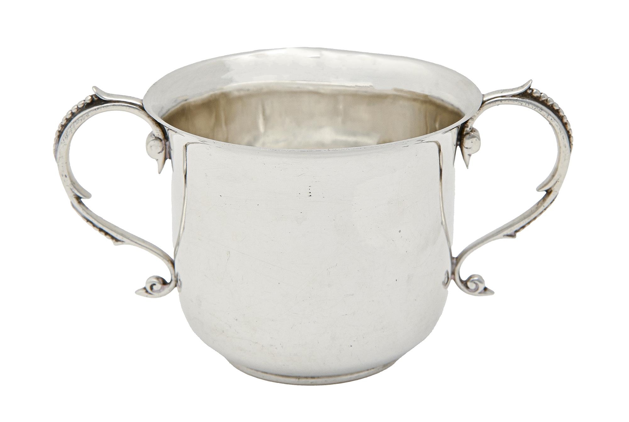 An Edwardian silver porringer, with beaded handles, 90mm h, by D & J Wellby Ltd, London 1901, 7ozs