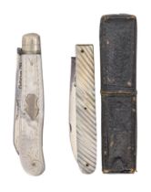 A silver fruit knife, early 19th c, with fluted mother of pearl scales, 70mm l, lion passant and