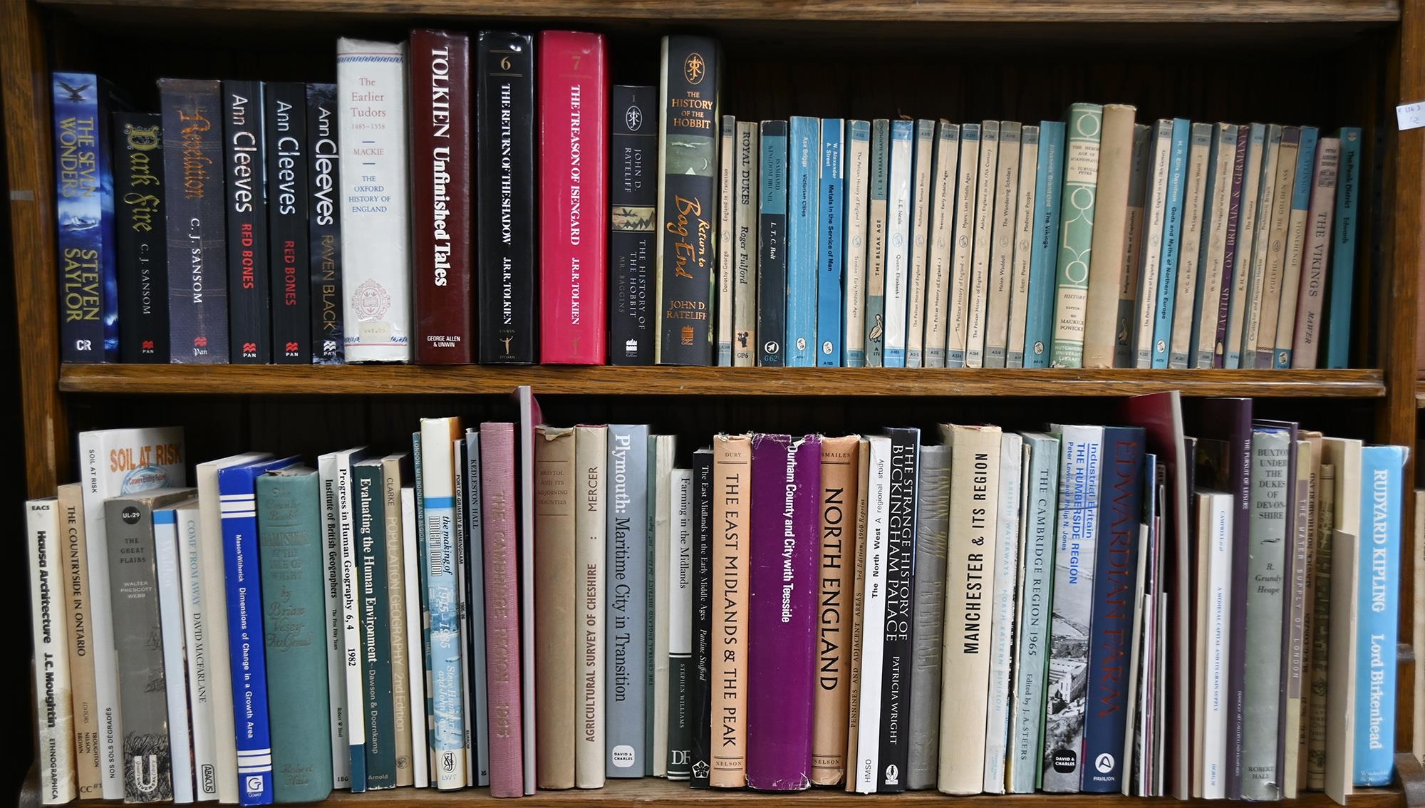 Books. Twelve shelves of general stock, 20th c, including Tolkien, Folio Society, literature, - Image 2 of 6