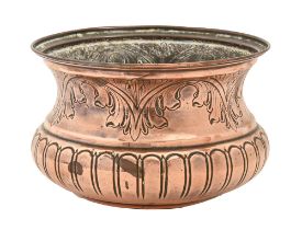 An Edwardian copper jardiniere, 25cm diam Good condition