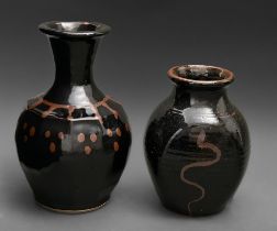 Studio pottery. Edward (Eddie) Hopkins (1941 - ) - Vase, stoneware, in tenmoku glaze with brushed '