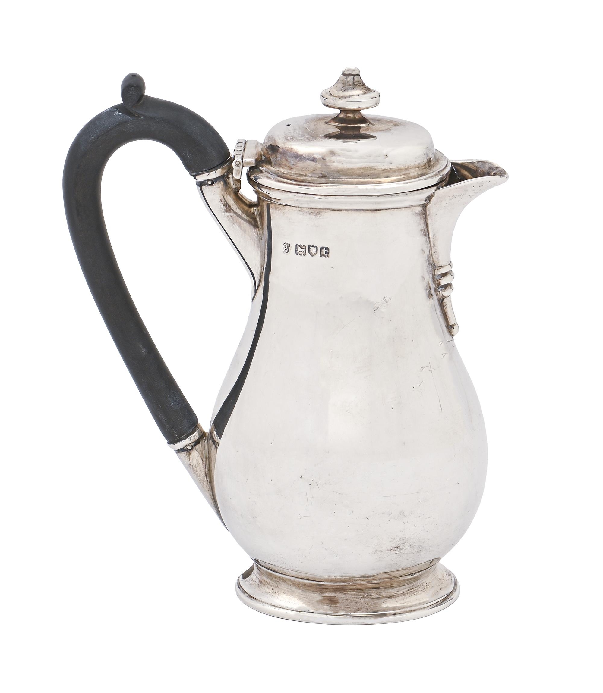 A George V silver lidded jug, of oval section, 19cm h, by C S Harris & Sons Ltd, London 1914,