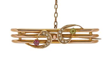 An Edwardian ruby, peridot and split pearl bar brooch, in gold, 43mm l, marked 9ct, 2.9g Good