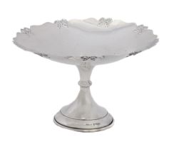 A George V silver cake stand, with ribbon bow border, 19.5cm diam, by Britton, Gould & Co,