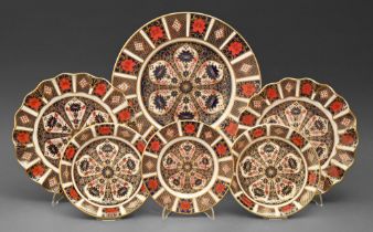 Four Royal Crown Derby Imari plates and a pair of bowls, late 20th c, 27cm diam and smaller, printed