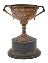 A George V silver trophy cup, 16cm h, marks rubbed, London 1910, 8ozs