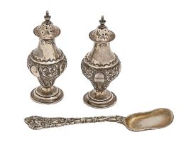 A pair of Edwardian silver ogee pepperettes and covers, 95mm h, by J Wiseman, Birmingham 1901 and