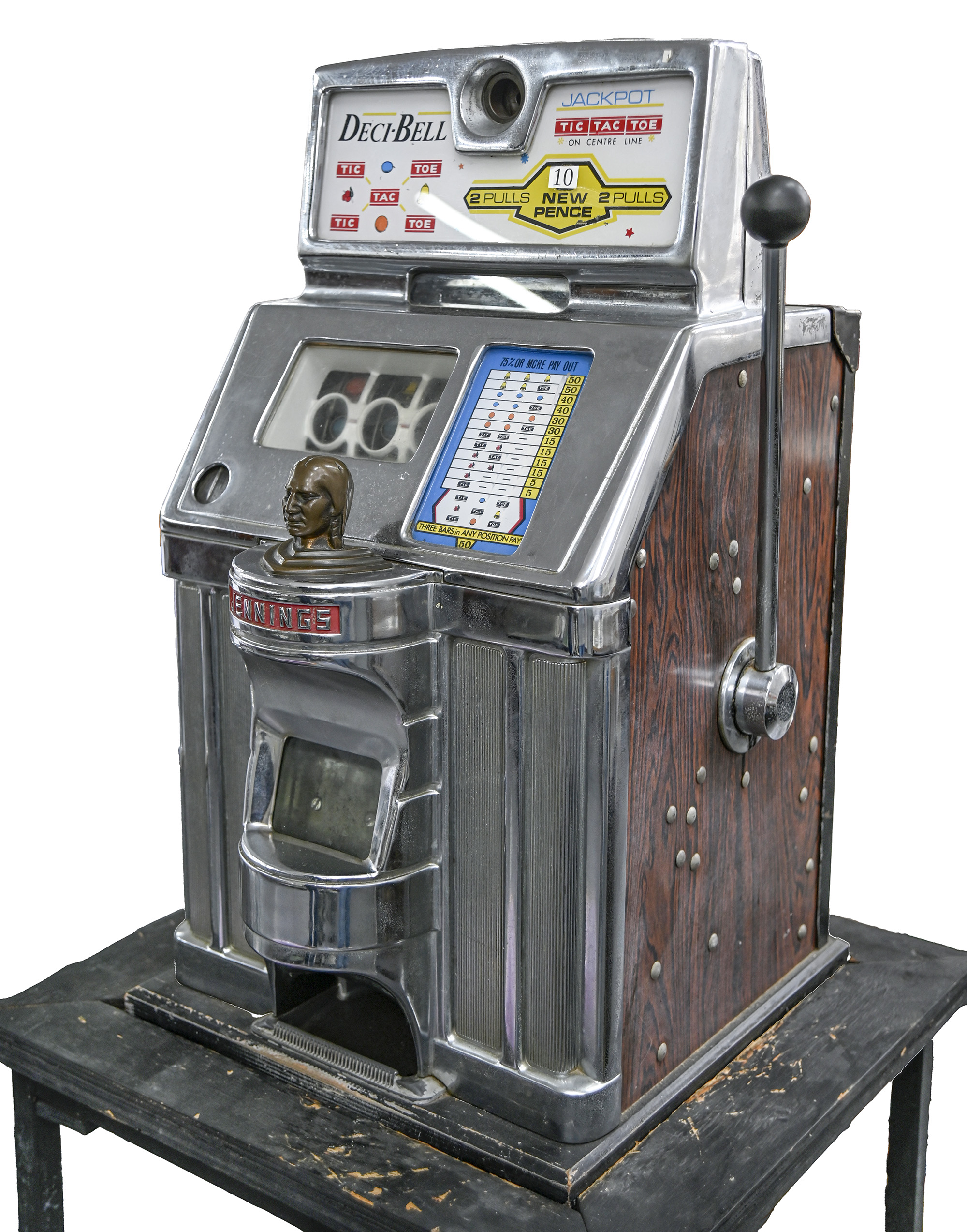 Mechanical gaming. A Jennings Decibel American slot machine or one armed bandit, polished chrome