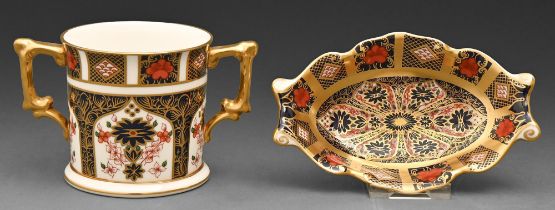 A Royal Crown Derby Imari pattern loving cup and pin tray, late 20th c, loving cup 76mm h, printed