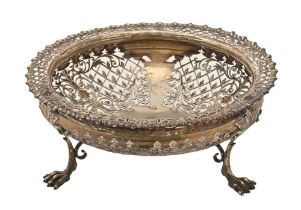 An Edwardian saw pierced silver fruit bowl, with gadrooned rim, on three paw feet, 20.5cm diam, by