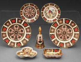 A Royal Crown Derby Imari pattern bell, four sweetmeat dishes and a pair of plates, late 20th c,