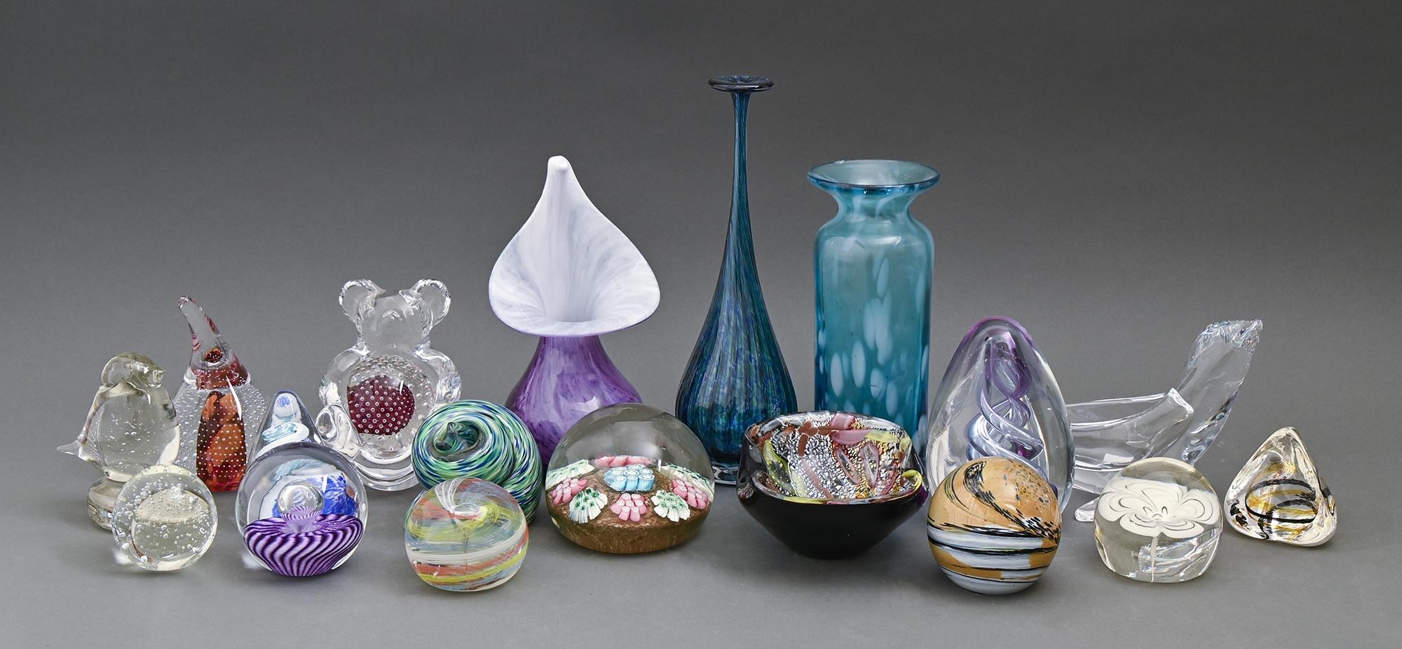 Miscellaneous glass, to include Jane Charles and other studio glass and paperweights (19)