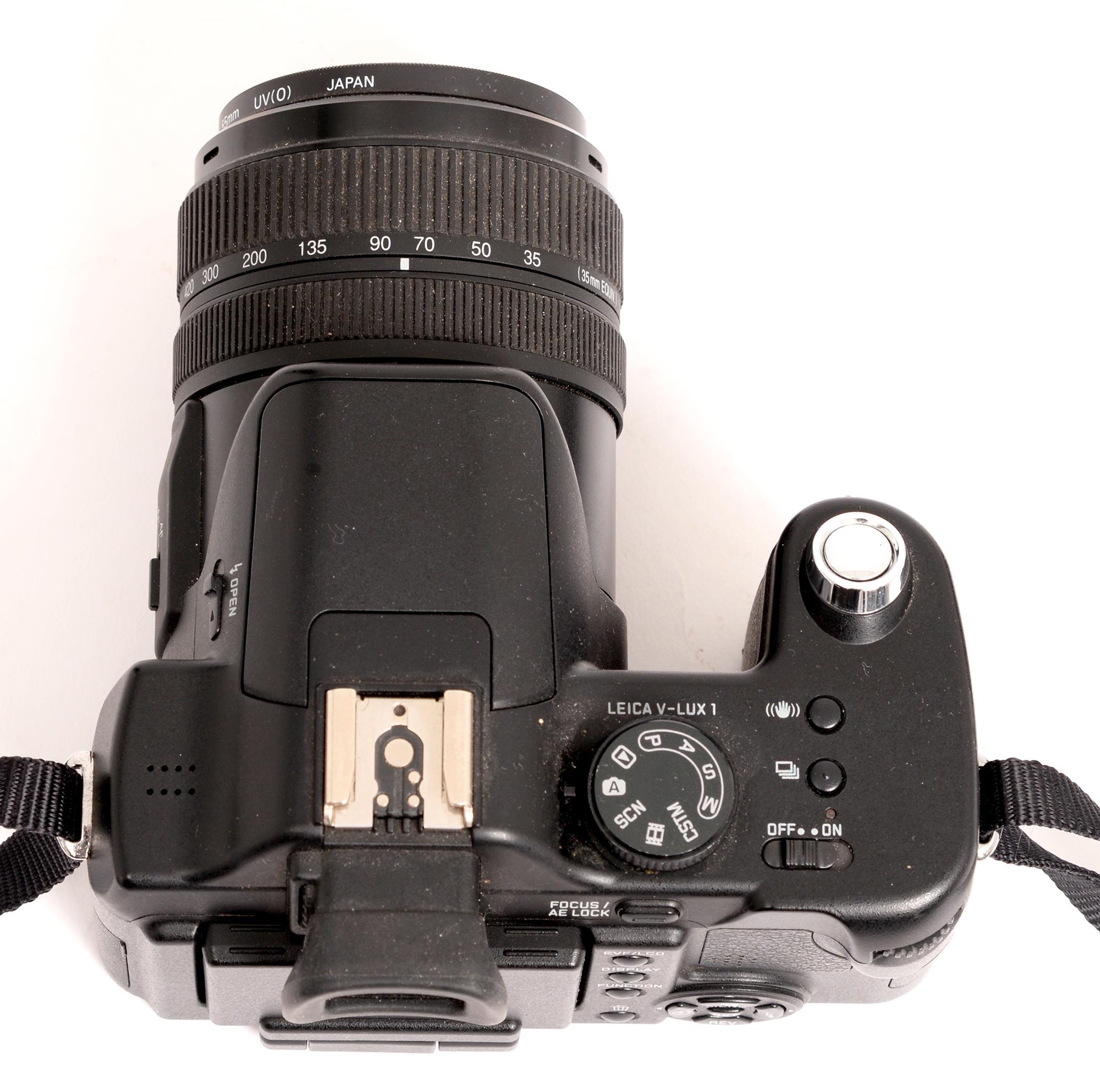 A Leica V-LUX1 digital camera, serial No 3138098, maker's DC Vario-Elmarit F2.8-3.7/7.4-88.8mm lens - Image 3 of 3