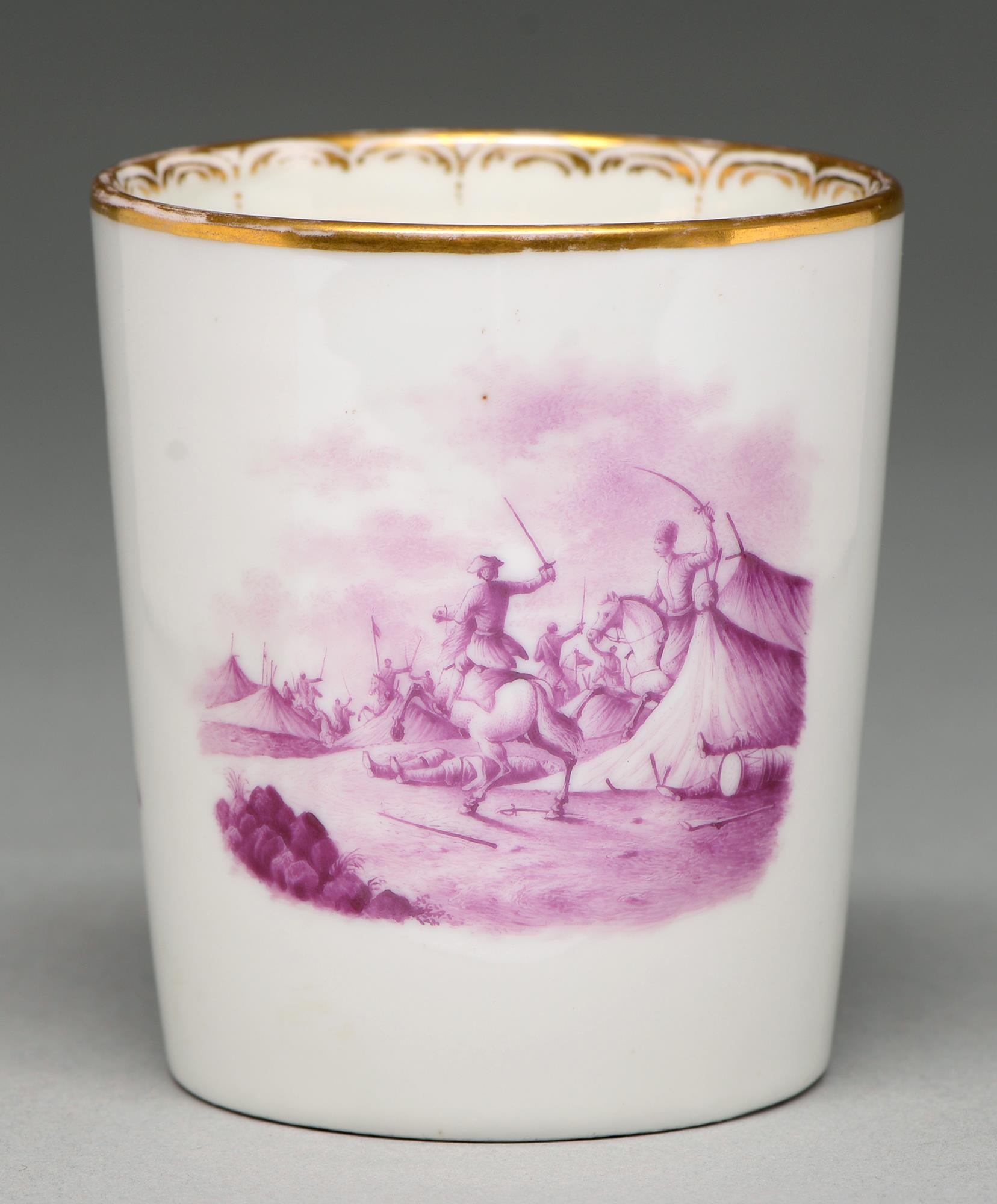 A German porcelain beaker, 19th c, painted en puce camaieu with two battle scenes, the rim gilt,