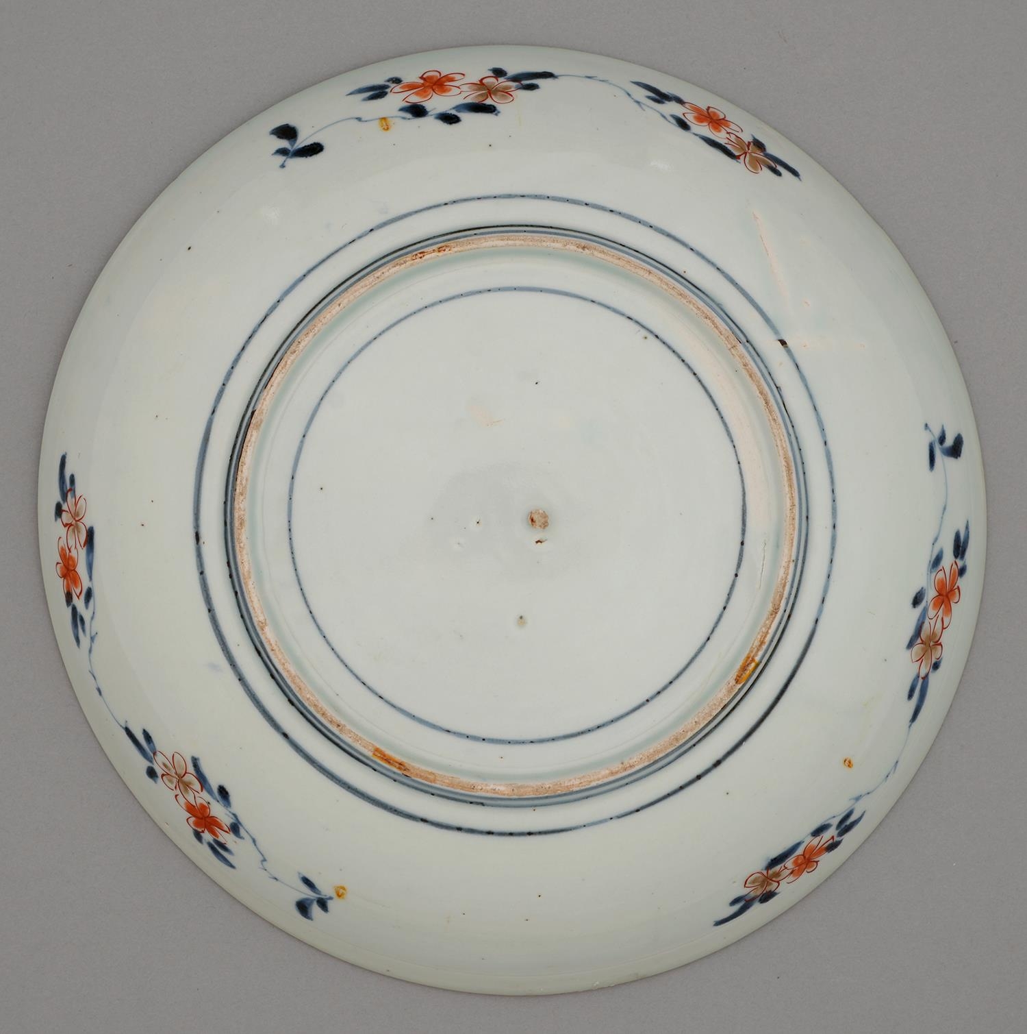 An Imari dish, Edo period, 19th c, painted in underglaze blue and enamelled in red and gilt with - Image 2 of 2