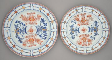 Two graduated Chinese Imari dishes, 18th c, decorated with flowers in panelled border linked by