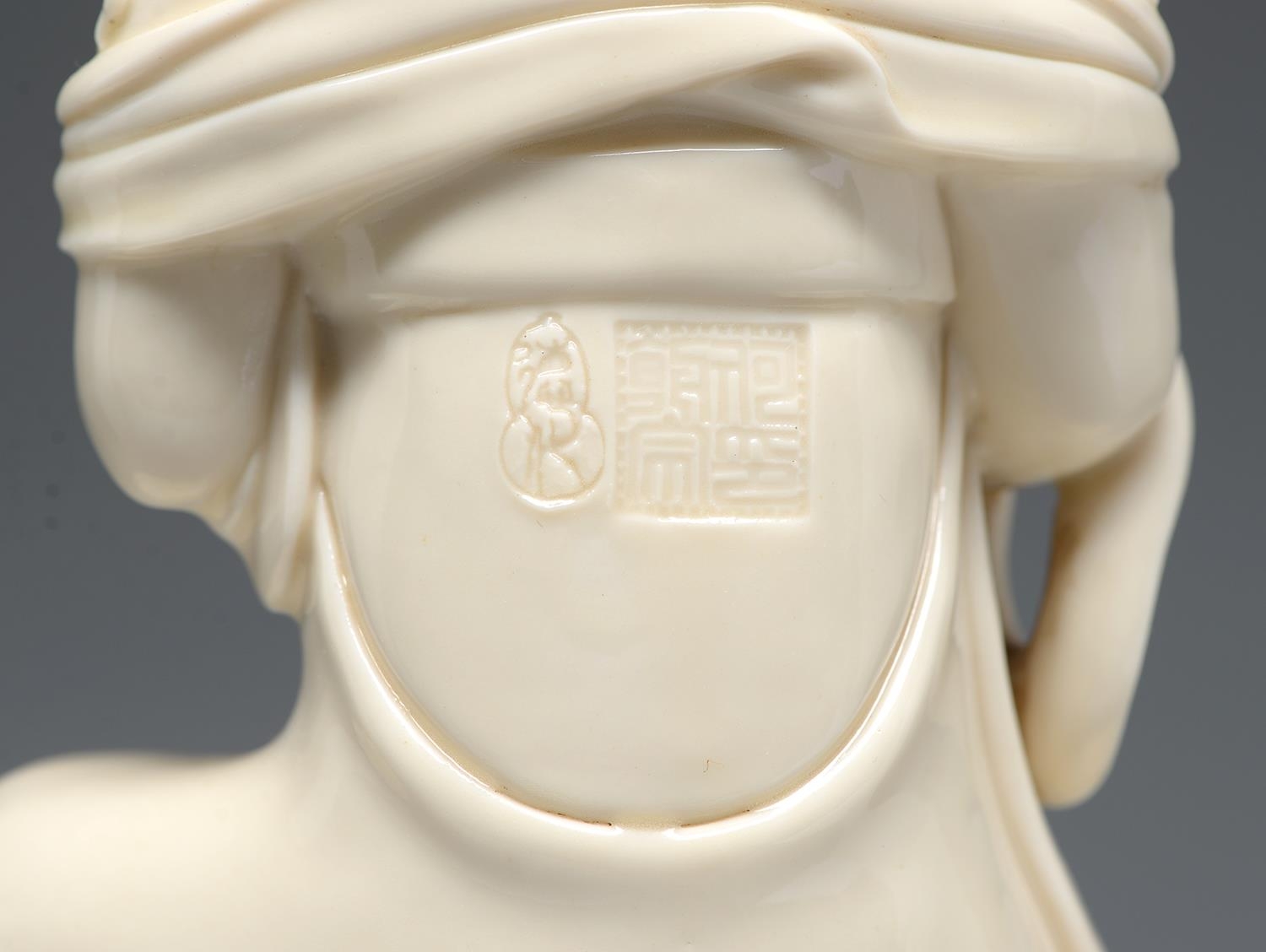A Chinese blanc de chine figure of Guanyin on an elephant, 20th c, 32cm h The figure's fingers - Image 2 of 2