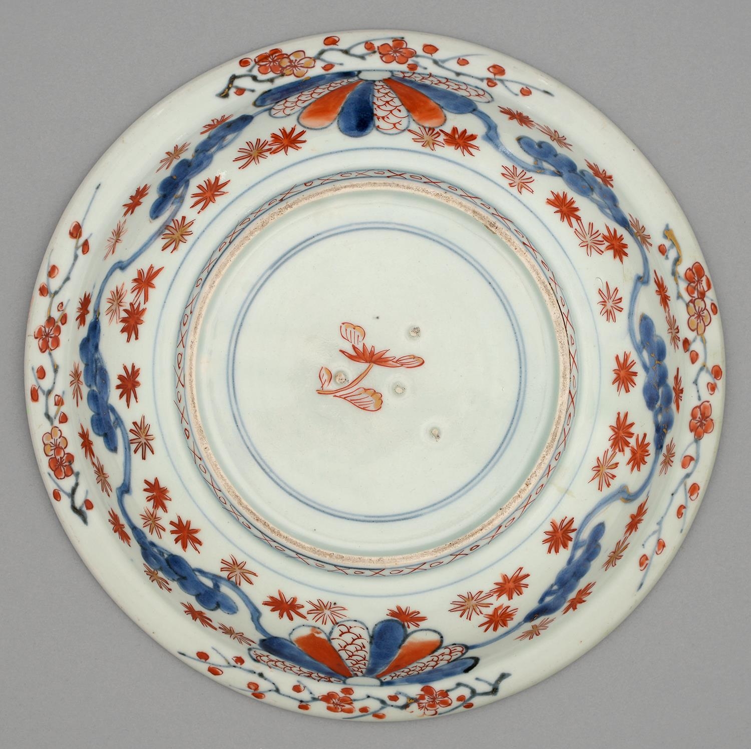 An Imari dish, Edo  period, early 18th c, with everted rim, painted in underglaze blue, red and gilt - Image 2 of 2