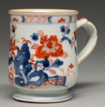 A Chinese Imari baluster mug, 18th c, decorated in underglaze blue and overglaze red and gilt with