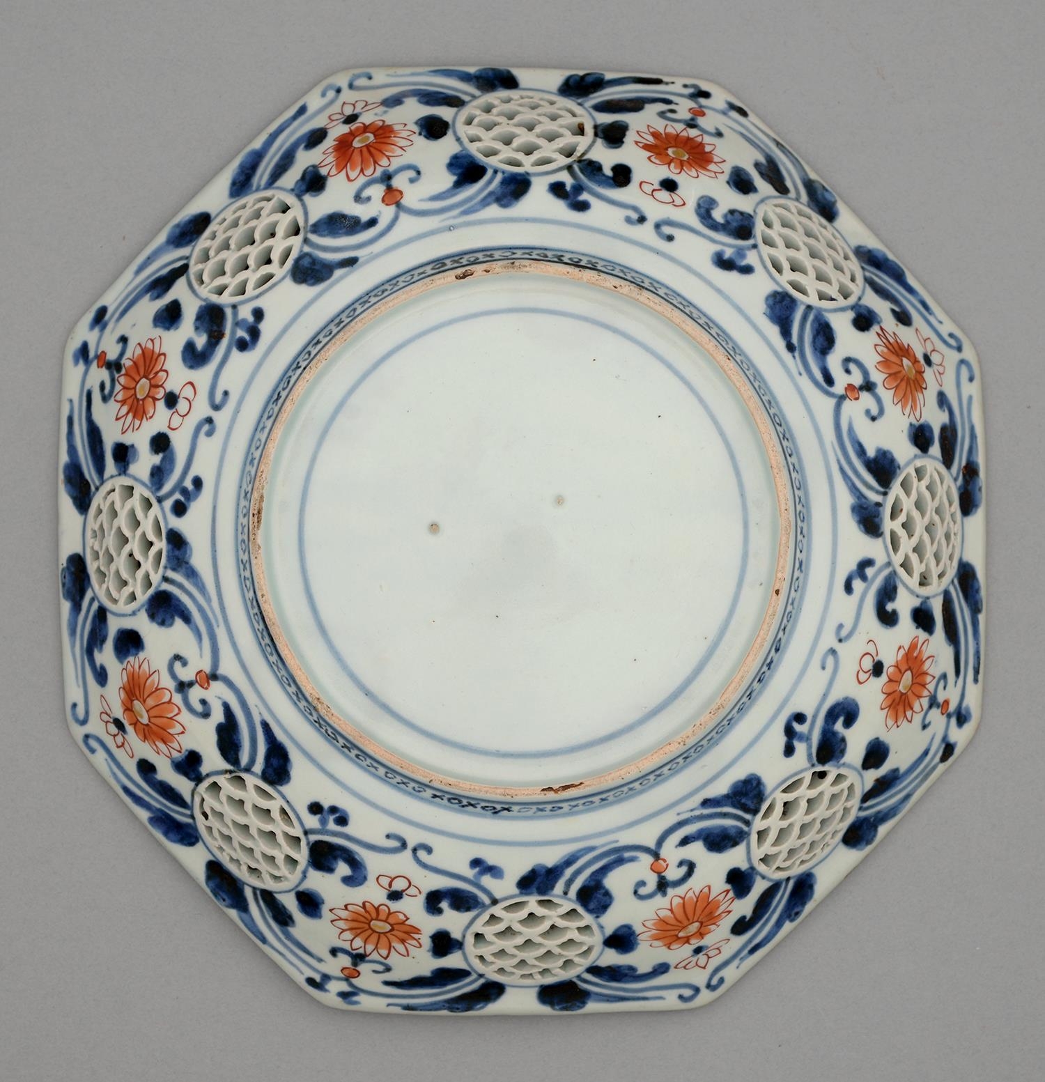 An Imari octagonal dish, 18th c, pierced with seigaiha, painted to the centre in dark underglaze - Image 2 of 2