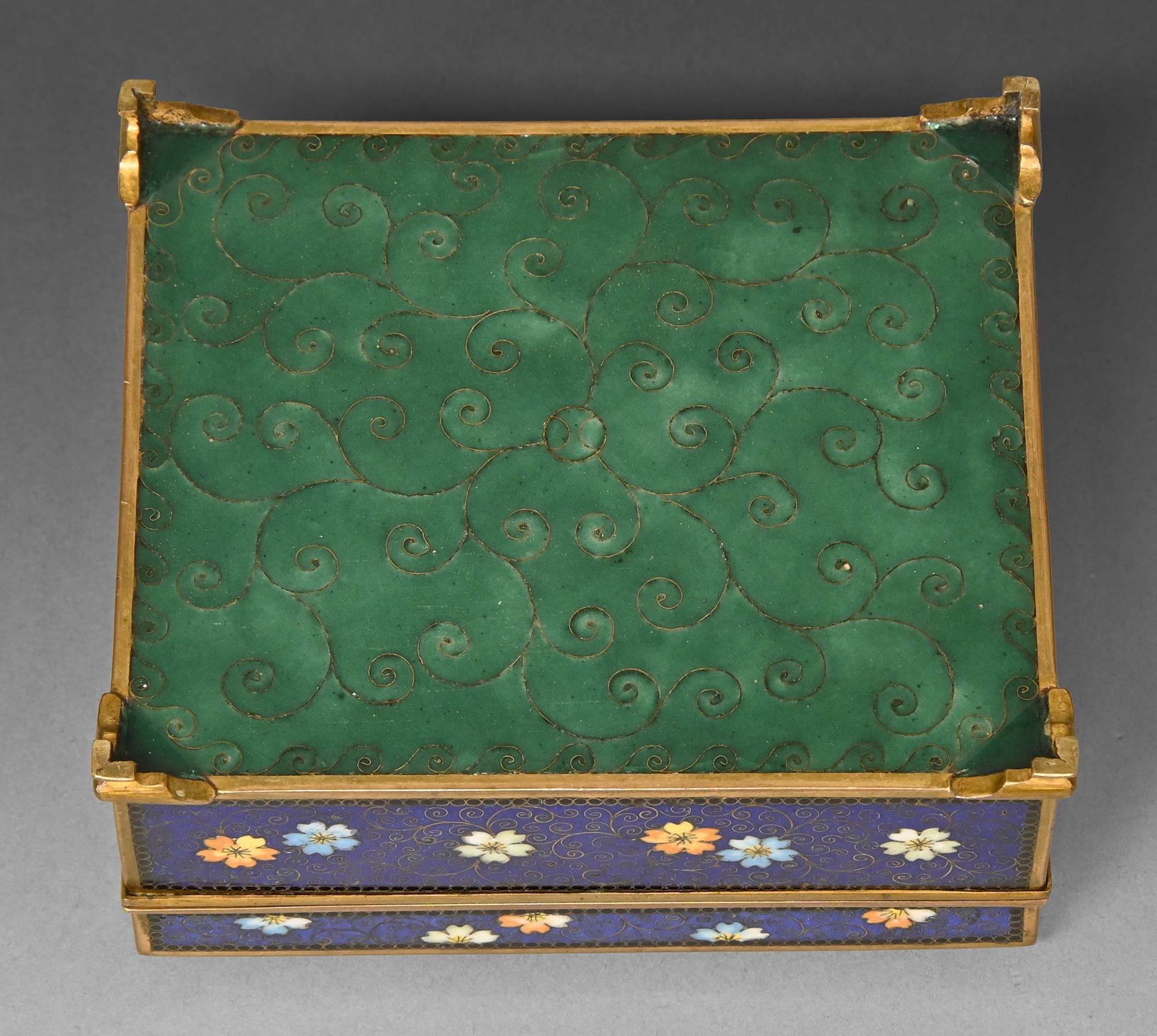 A Japanese cloisonne enamel cigarette box, second quarter 20th c, the lid enamelled with peony and - Image 3 of 3