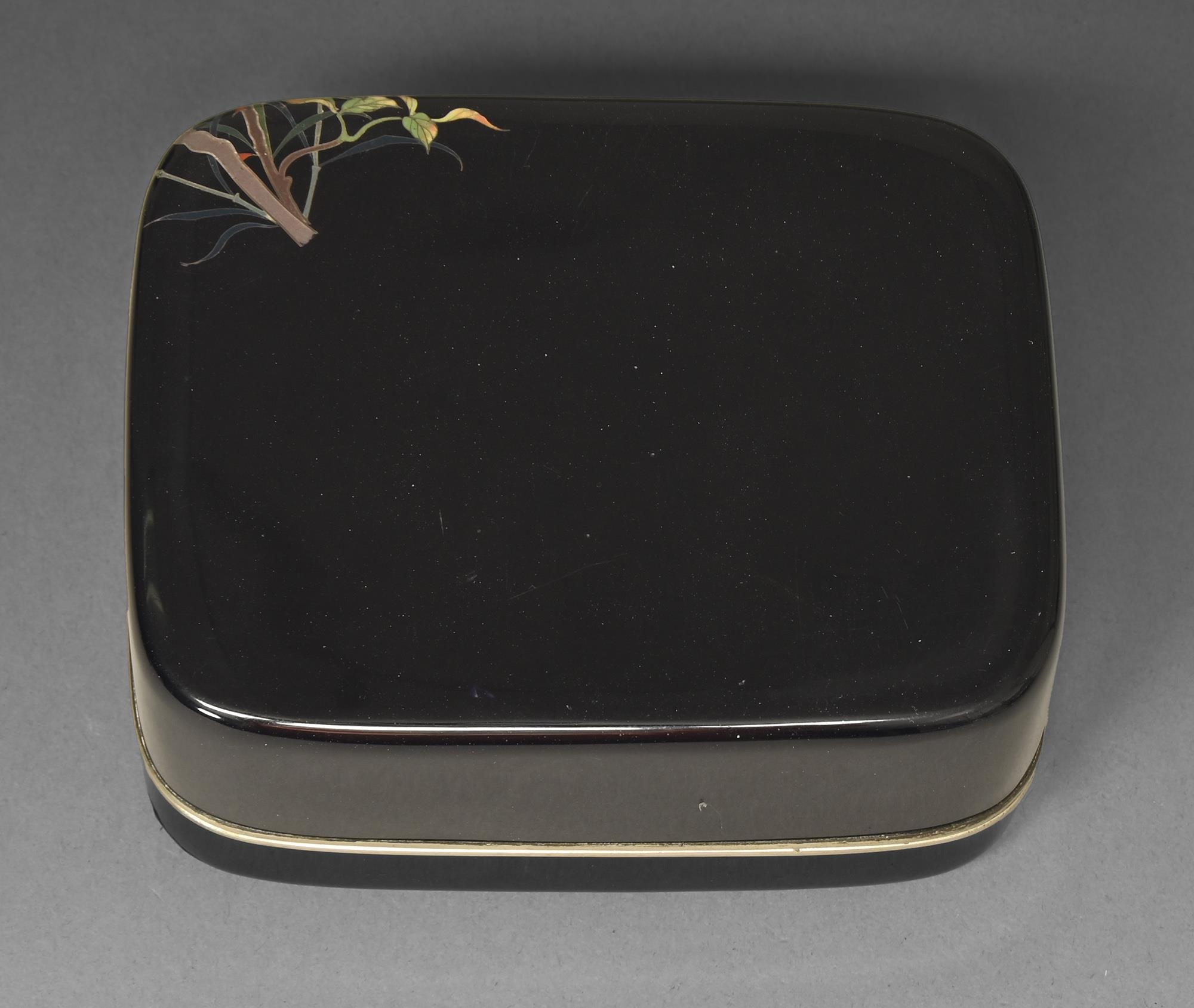 A Japanese cloisonne enamel box and cover, Meiji period, enamelled in silver cloisons with - Bild 3 aus 3