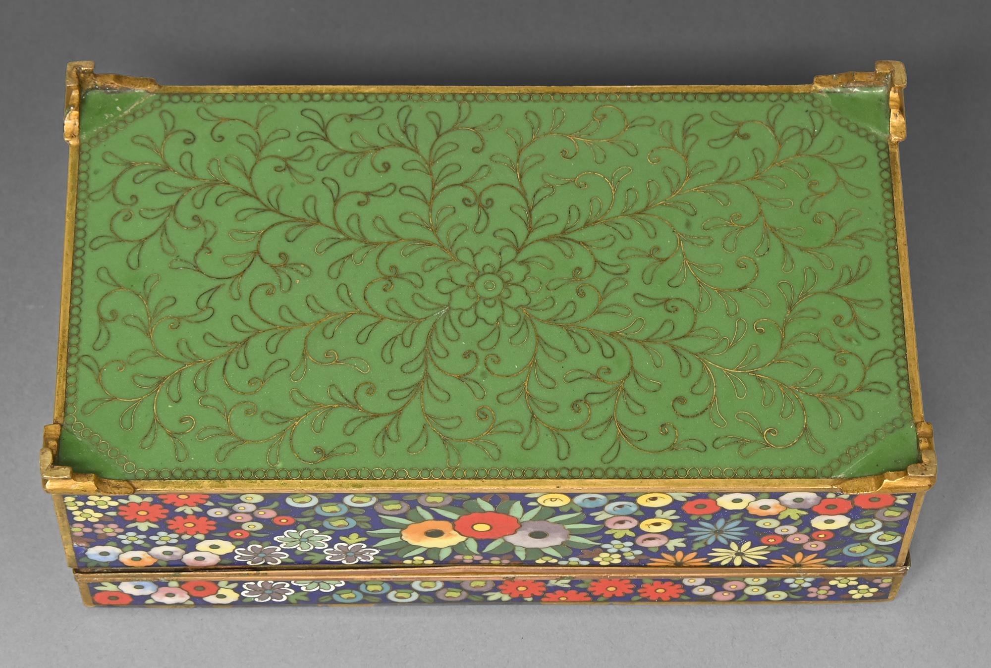 A Japanese cloisonne enamel box, second quarter 20th c, enamelled with brighlty colourerd stylised - Image 3 of 3