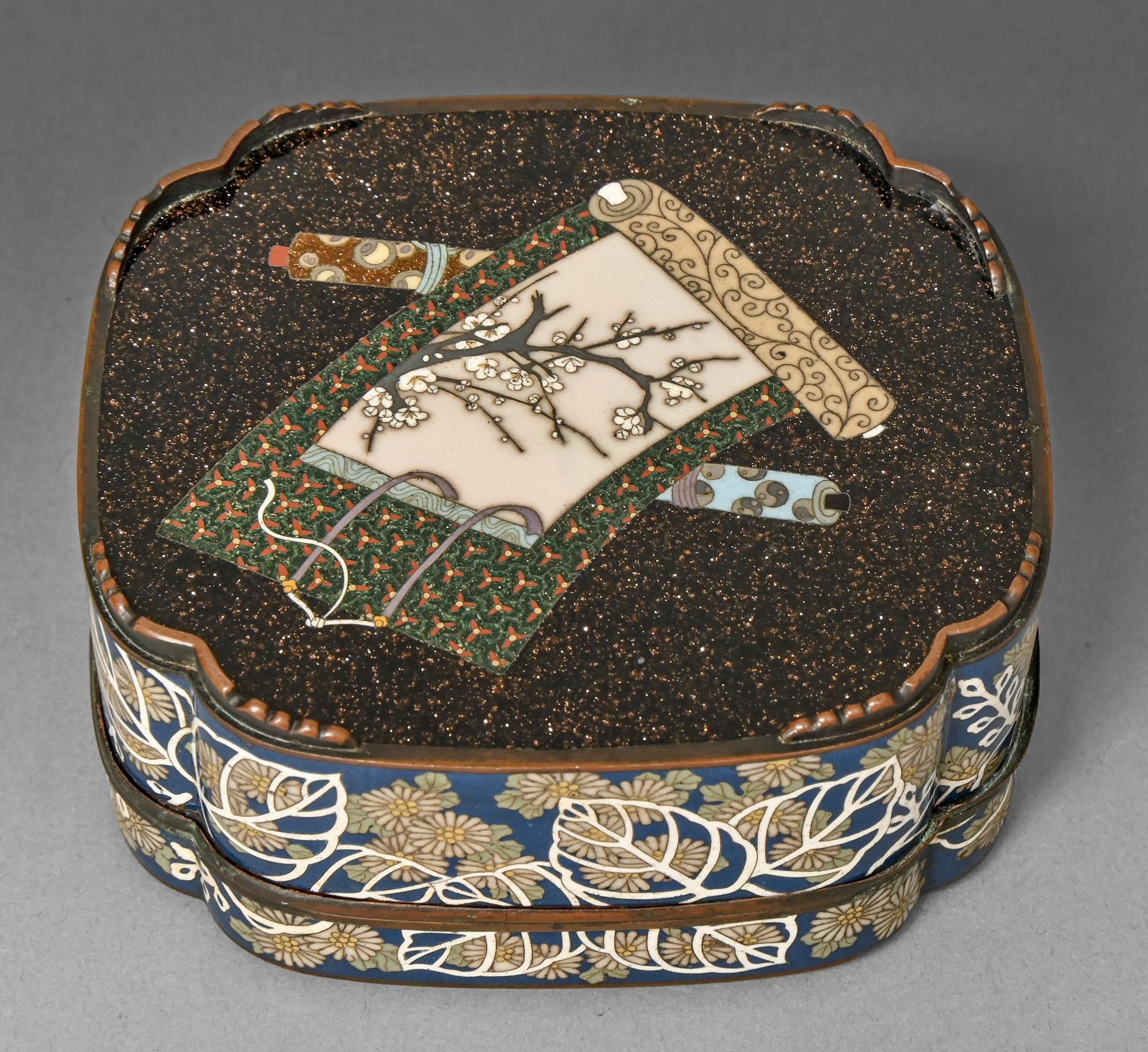 A Japanese cloisonne enamel box and cover, Meiji / Taisho, the cover enamelled with an interior, the - Bild 3 aus 3
