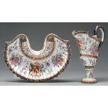 A Samson pseudo Chinese export armorial shell shaped ewer and basin, 19th / 20th c, in famille