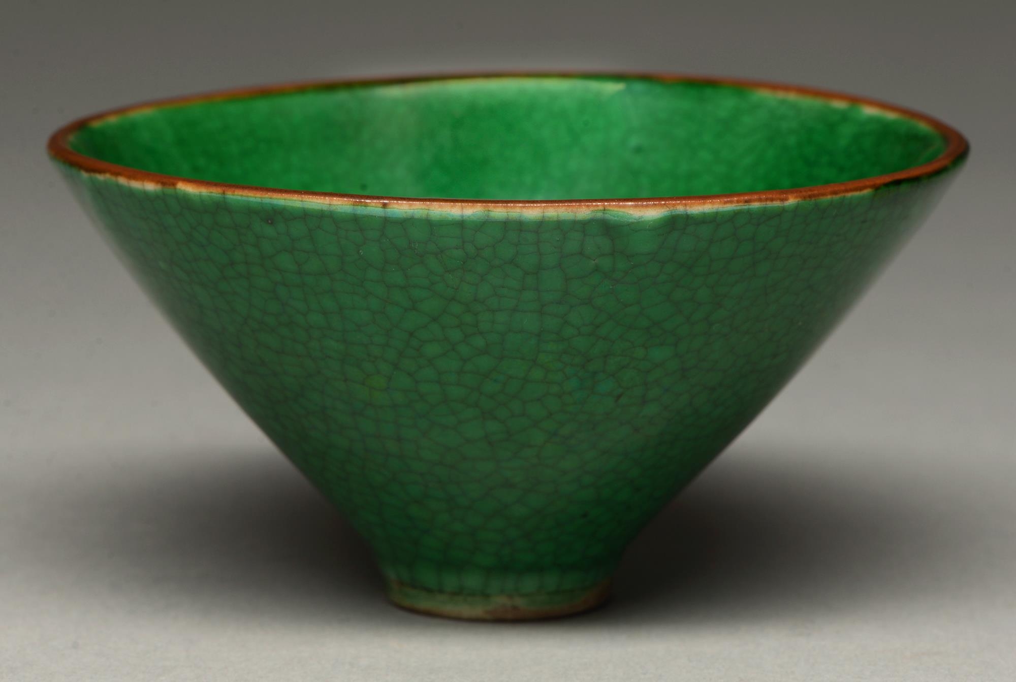 A Chinese vivid green glazed biscuit conical bowl, 19th/20th c, with brown rim, the crackled glaze
