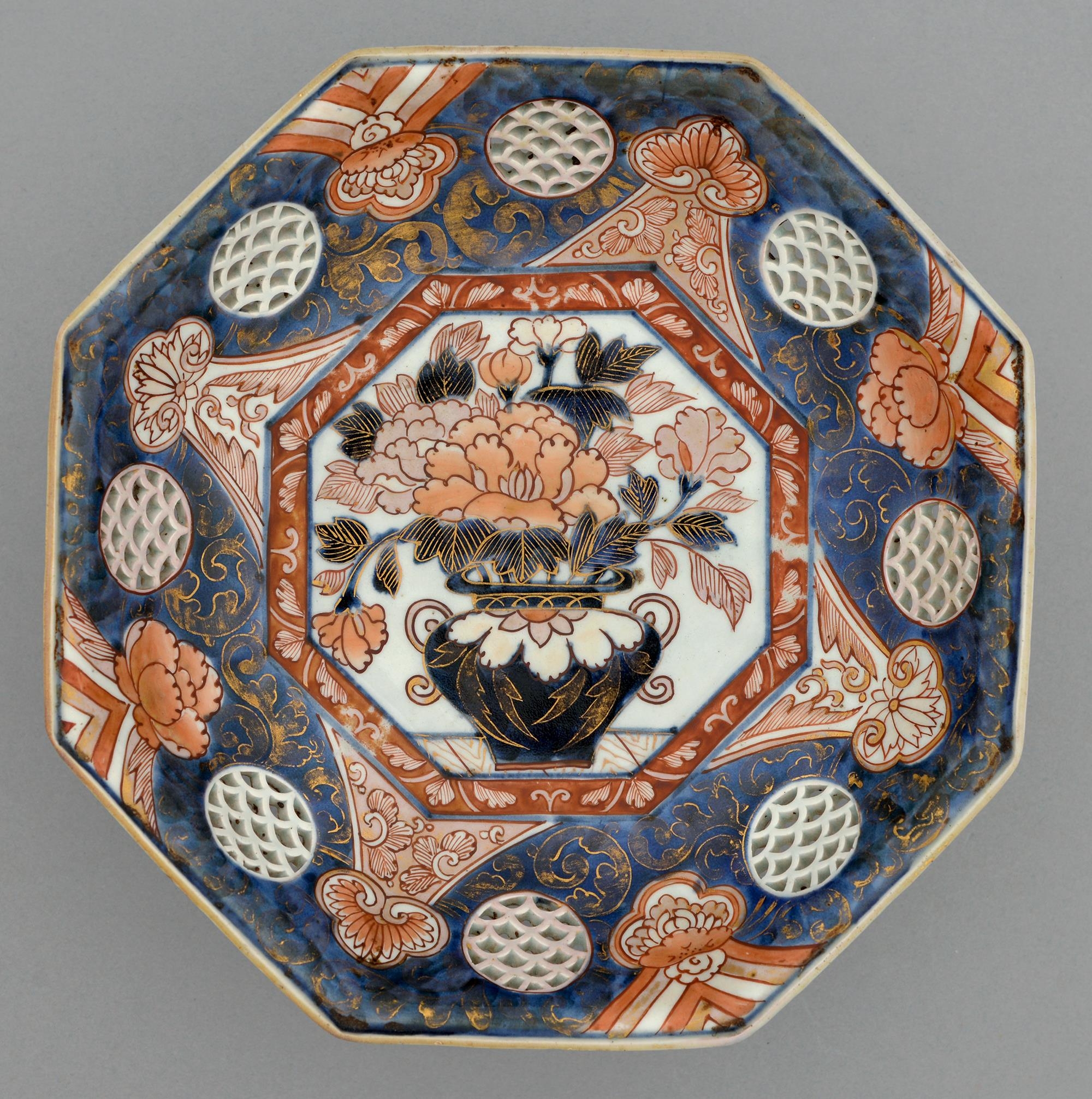 An Imari octagonal dish, 18th c, pierced with seigaiha, painted to the centre in dark underglaze