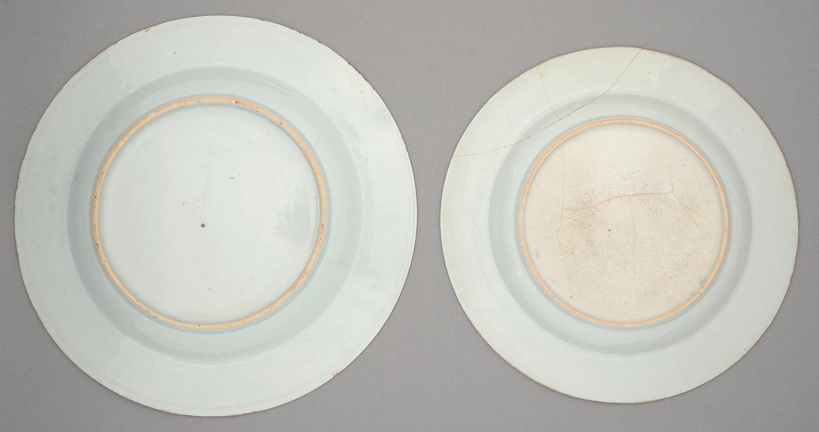 A graduated pair of Chinese famille rose dishes, 18th c, painted with peonies, willow and - Bild 2 aus 2