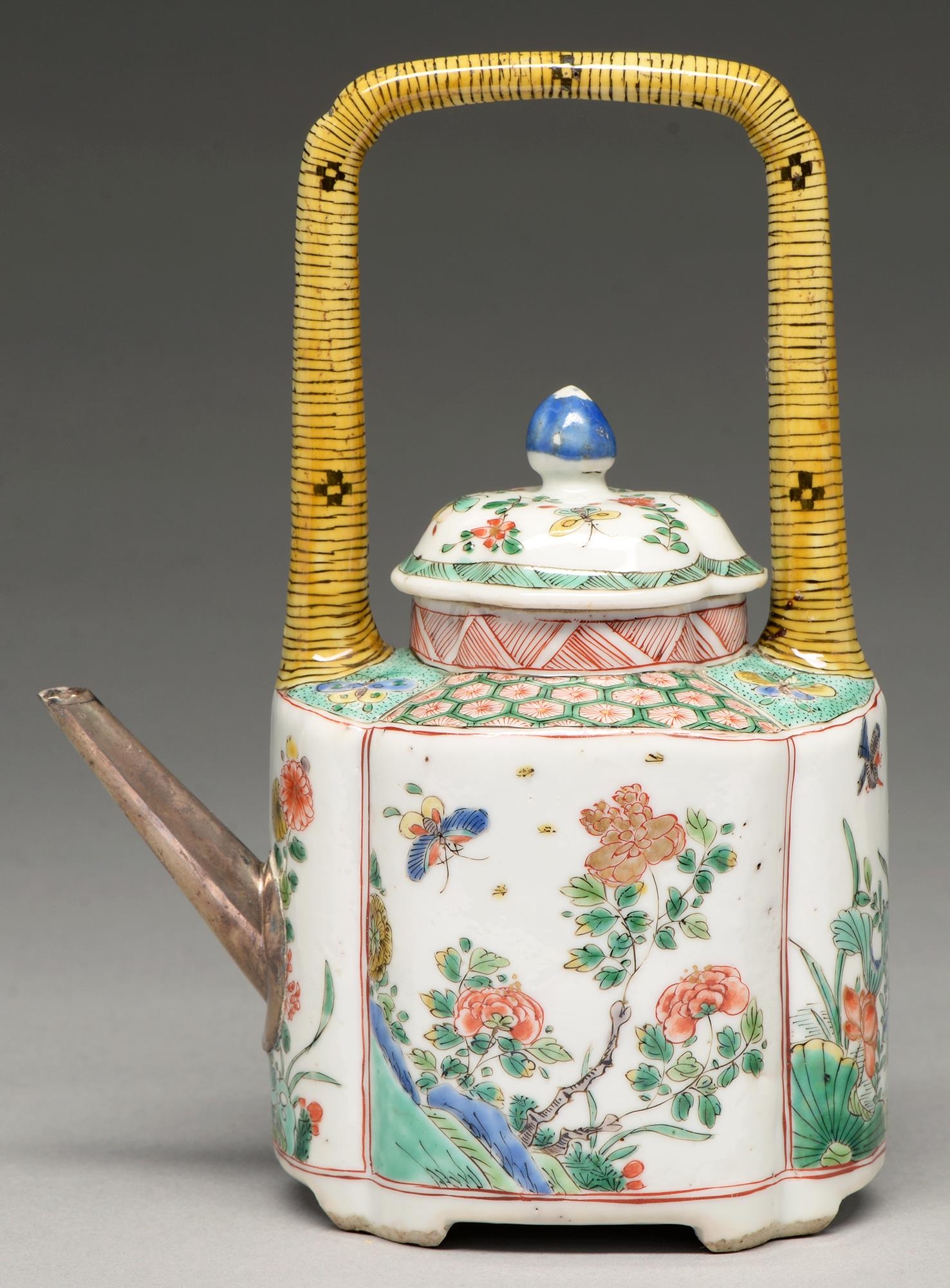 A Chinese famille verte wine pot and cover, Kangxi period, enamelled and gilt with panels of - Image 2 of 3