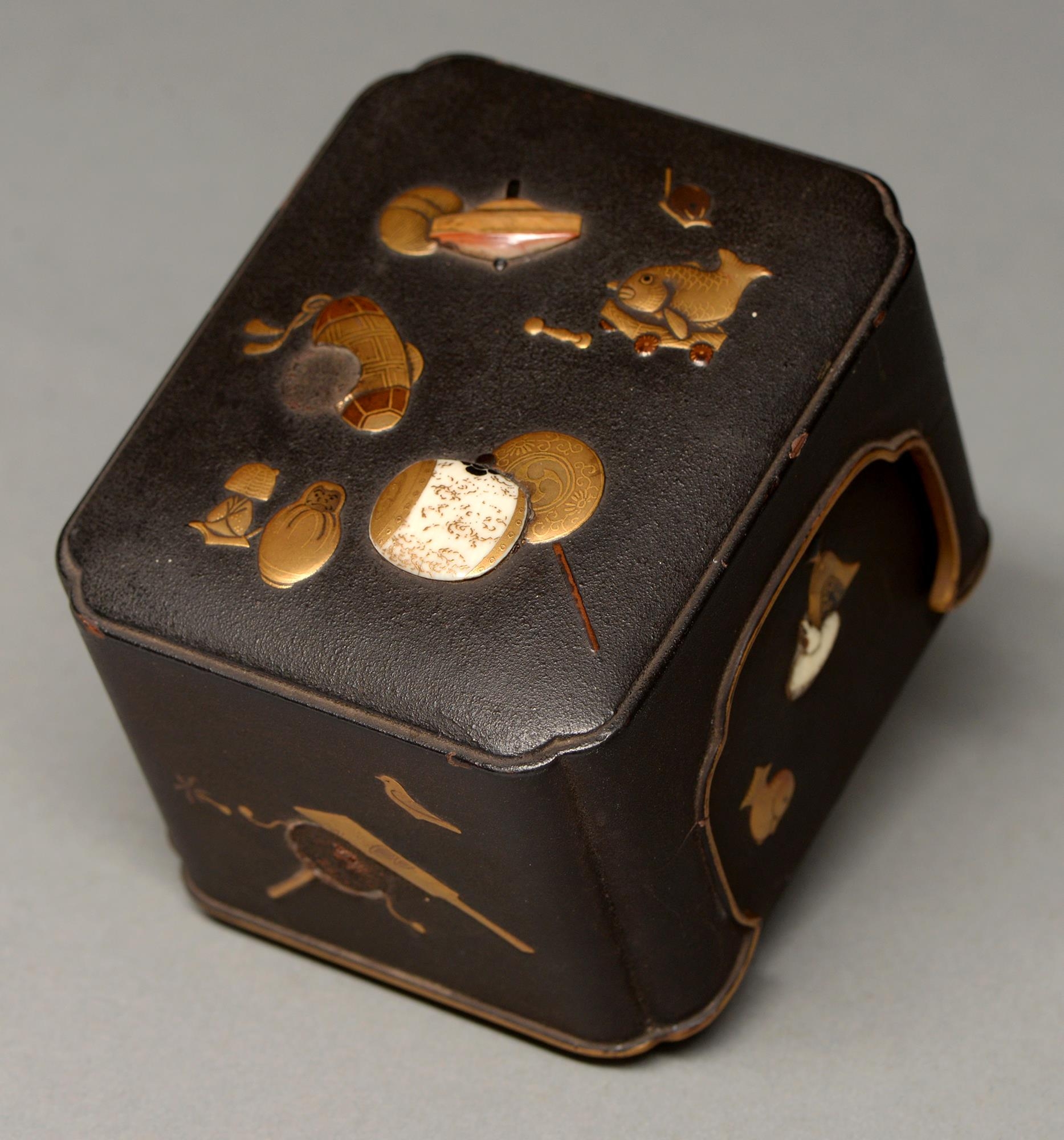 A Japanese shibayama box and cover, Meiji period, decorated in ivory and gold and enamel lacquer - Image 2 of 4