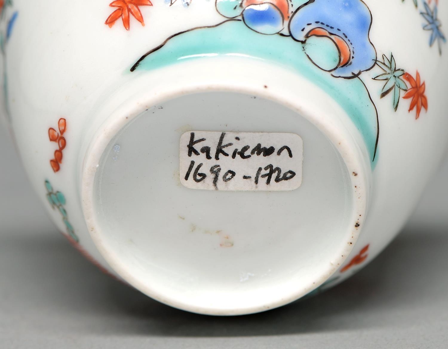 A Kakiemon cup, Edo period, early 18th c, enamelled with banded hedge and blossoming prunus and - Bild 2 aus 2