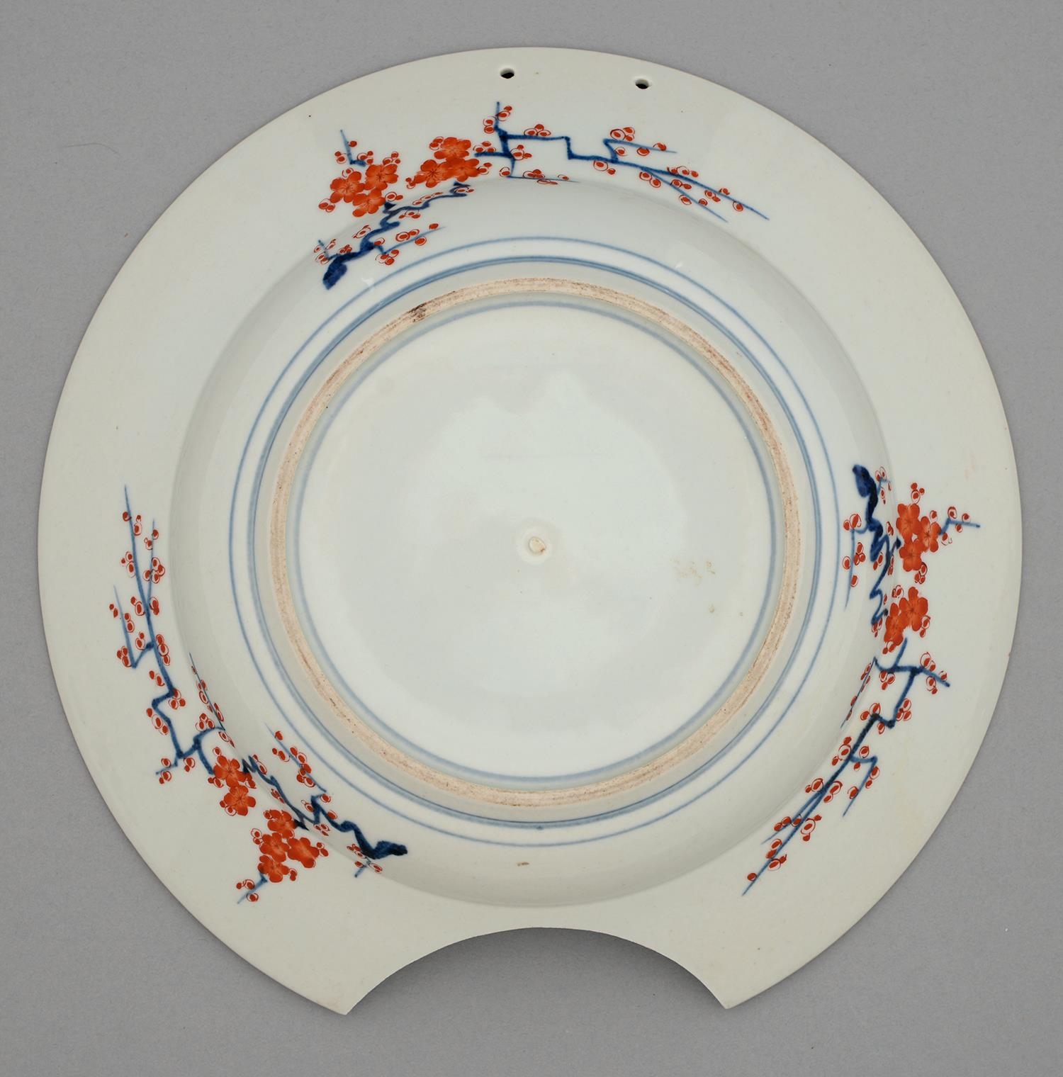 An Imari barber's bowl, Edo period, 18th / 19th c, painted in underglaze blue and enamelled in red - Image 2 of 2