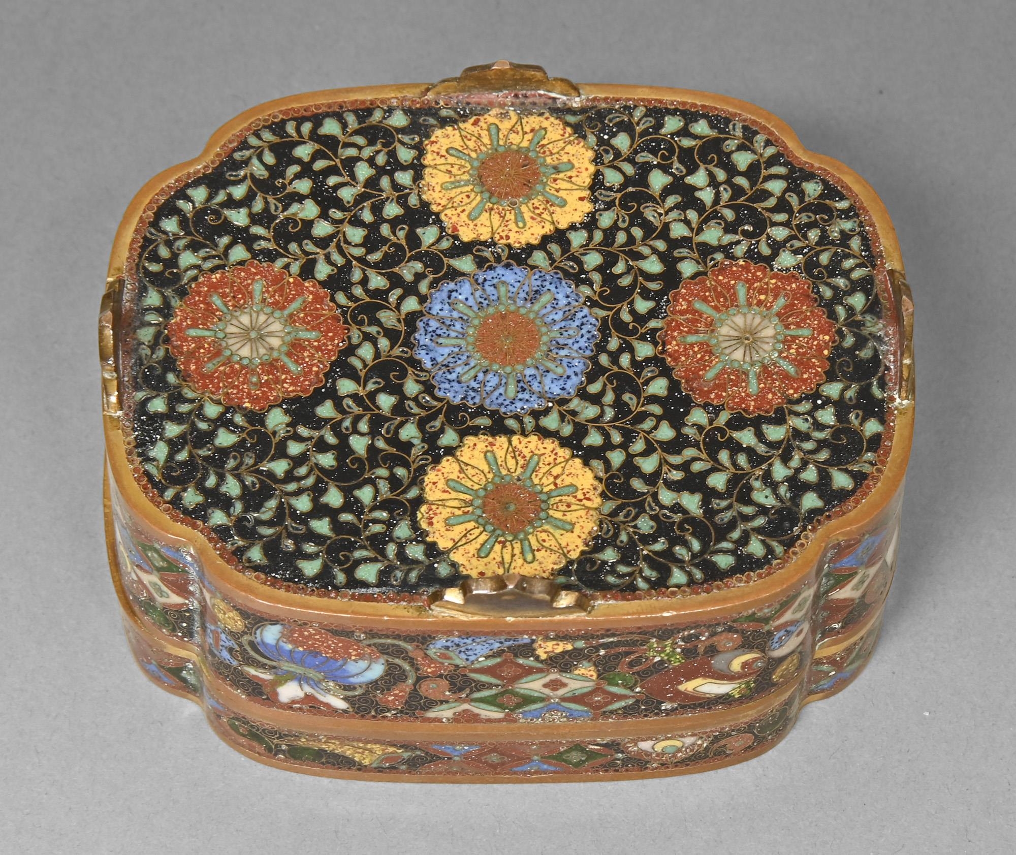 A Japanese cloisonne enamel box and cover, Meiji period, the cover enamelled with phoenix on a - Bild 3 aus 3