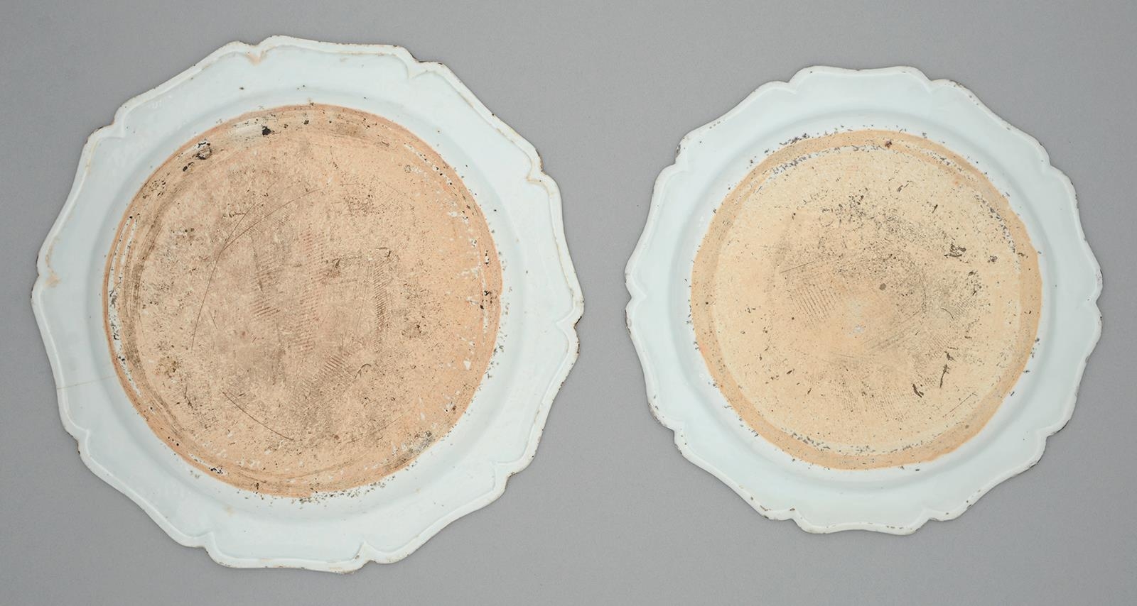 A graduated pair of Chinese Imari plates, 18th c, of shaped outline with moulded rim, painted with - Bild 2 aus 2