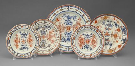 Two Chinese Imari dishes and three plates, en suite with the preceding lot, 18th c, largest dish