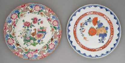 A Chinese Imari plate, late 18th c, enamelled with chrysanthemums and gilt, 23cm diam and a