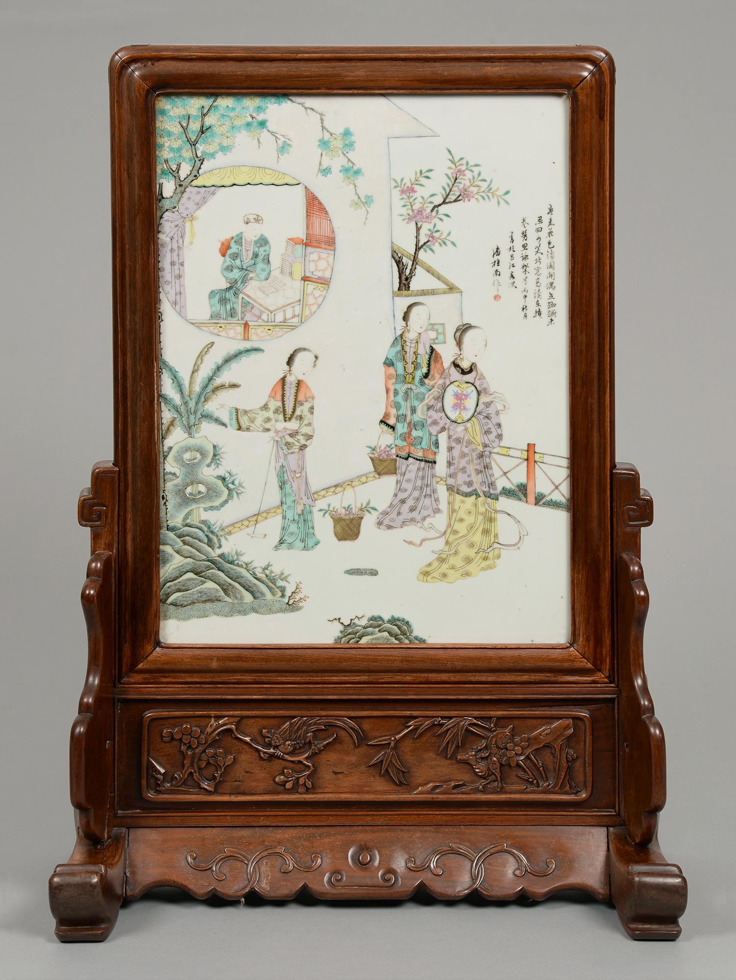 A Chinese famille rose porcelain and hardwood table screen, first half 20th c, painted with