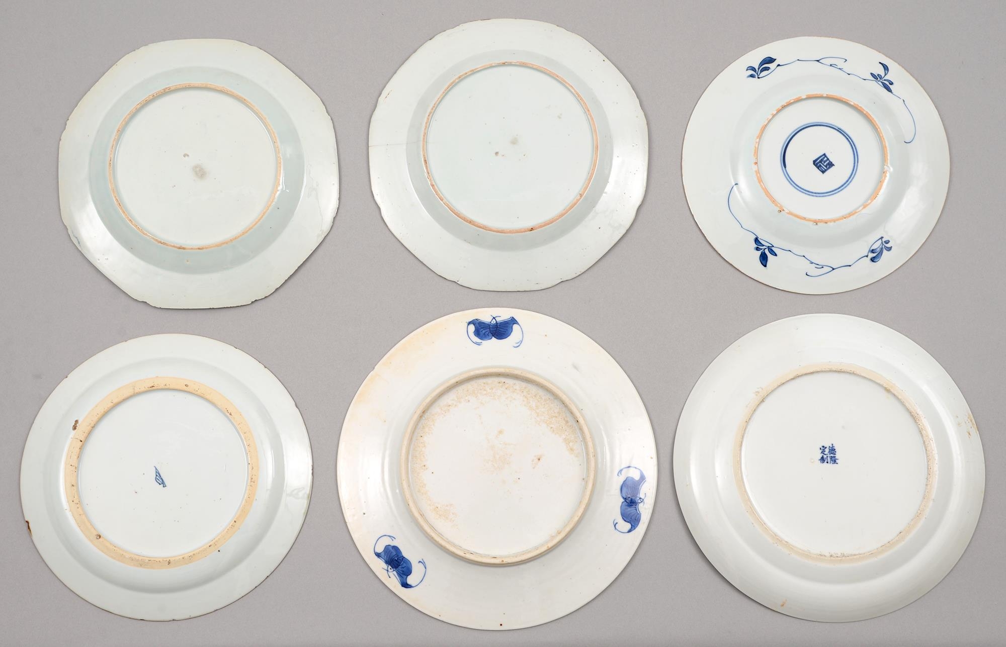 Four and a pair of Chinese blue and white plates, 18th and 19th c, painted with dragons, landscape - Image 2 of 2