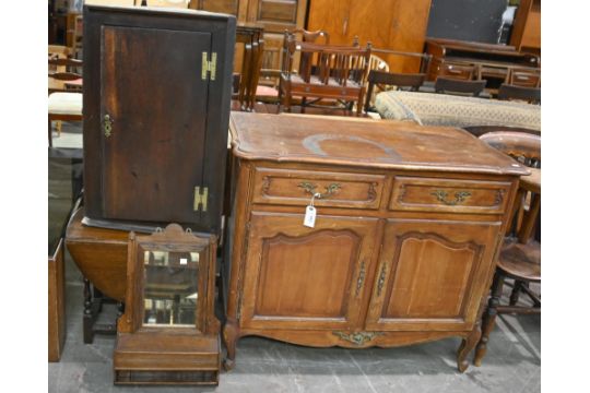 An early Victorian oak gateleg table, on turned legs, 73cm h, a later oak chest of drawers, 79cm - Image 1 of 2