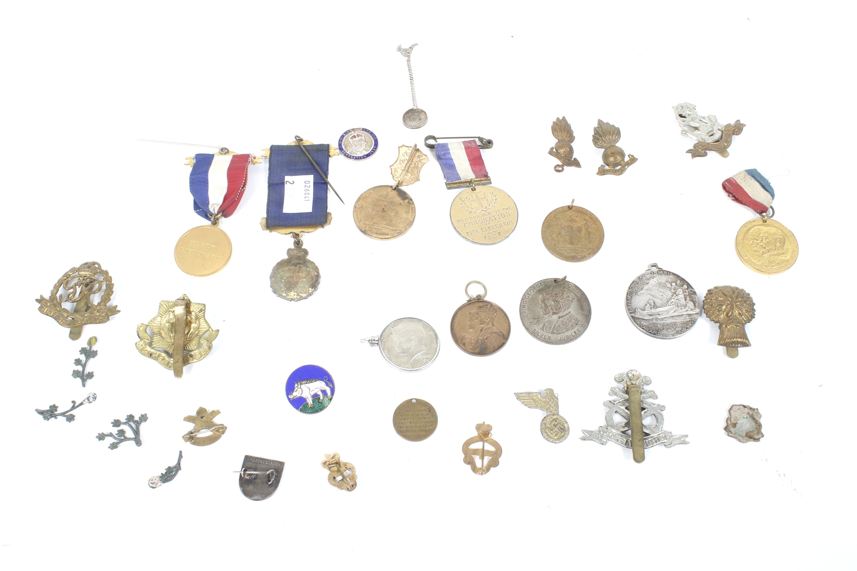 Collection of WWI and WWII cap badges buttons medals - Image 2 of 2